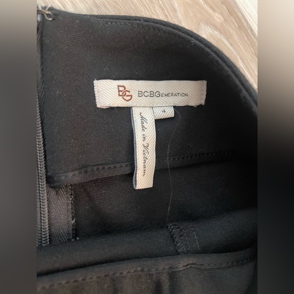 BCBGeneration Black Lace skirt size 4 for women pre-owned - Picture 3 of 3